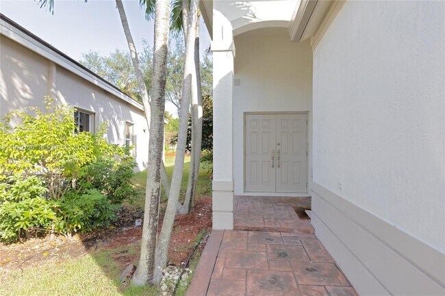 Building Photo - 949 Tanglewood Cir