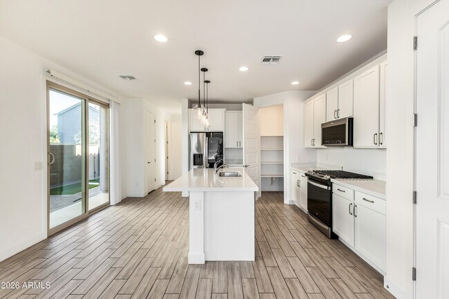 Building Photo - 2042 W Lariat Ln