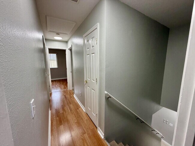 Building Photo - Spacious 3-Bedroom Townhome in Davenport