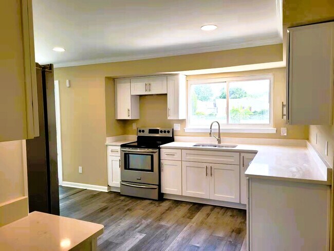 Building Photo - 520 Williamsburg Rd