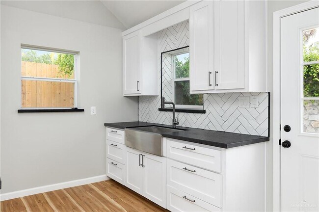 Building Photo - 12304 Lakeview Dr