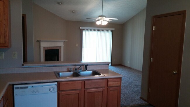 Building Photo - 3230 Mendel Dr