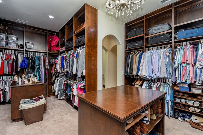 Building Photo - 10 Player Pond Pl