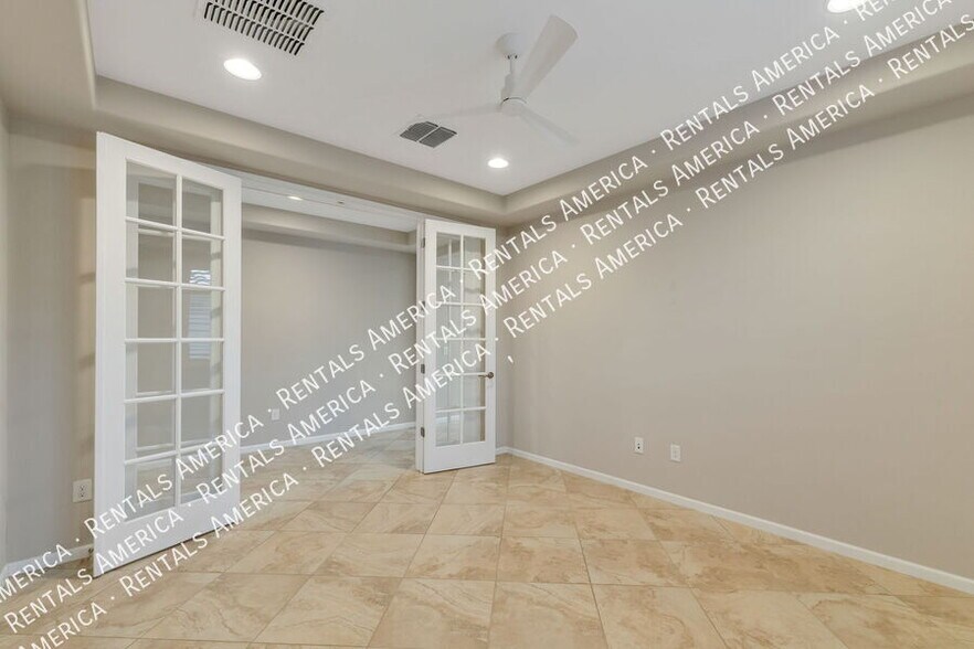Building Photo - 7631 W Laurel Ln