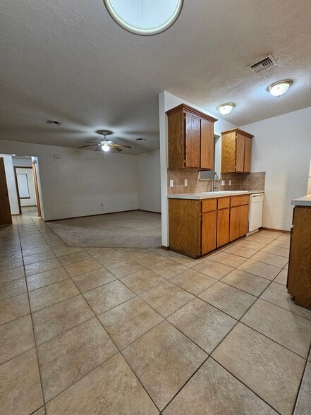 Building Photo - 1905 SW E Ave