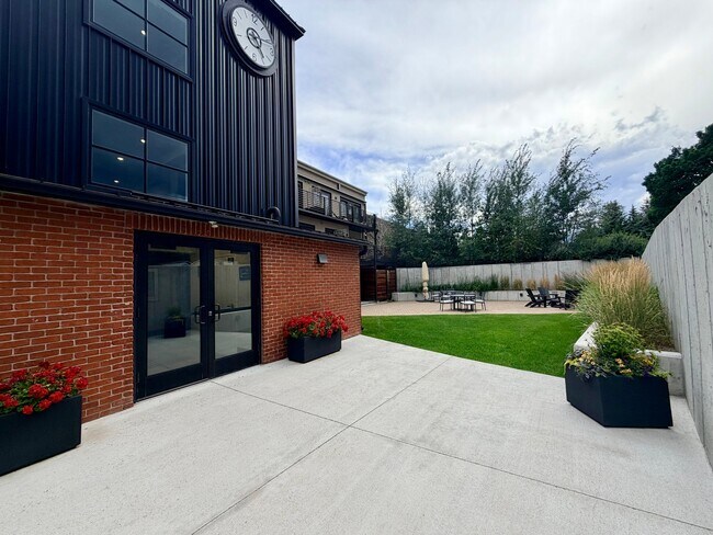 Building Photo - 1001 River Dr