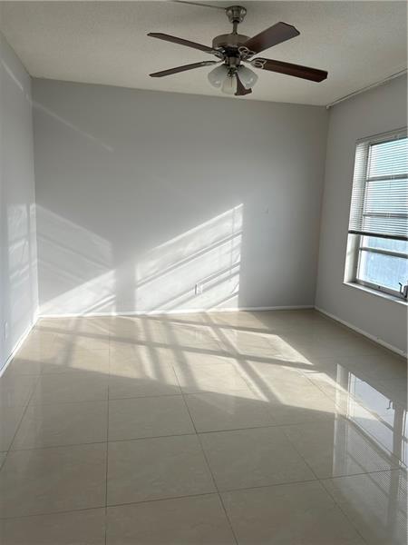 Building Photo - 3300 N Palm Aire Dr