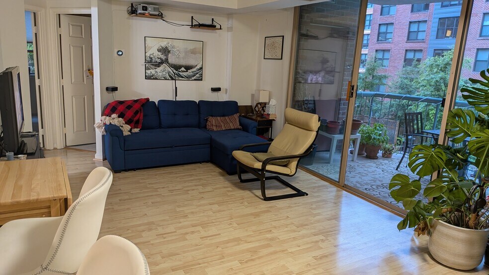 Living room spacious - 4808 Moorland Ln