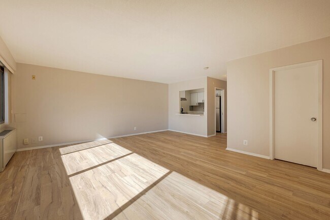 Building Photo - Sunny Renovated Studio w/Utilities Include...