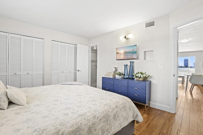 Building Photo - 2936 Lake Shore Dr