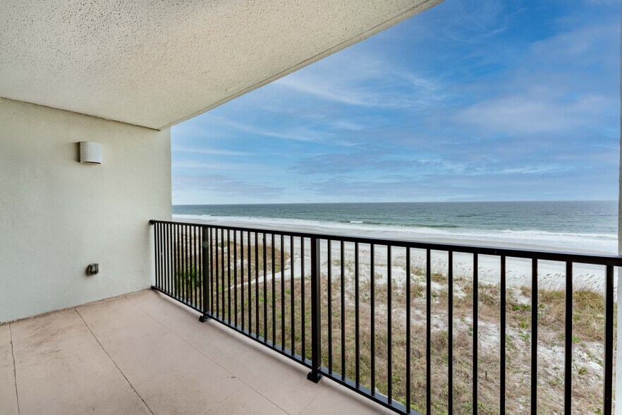 Building Photo - 2200 Ocean Dr S
