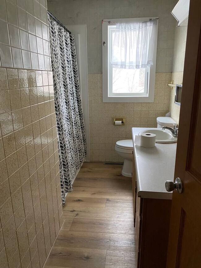 Building Photo - 5 bedroom/ 2 bath home within walking distance to BSU