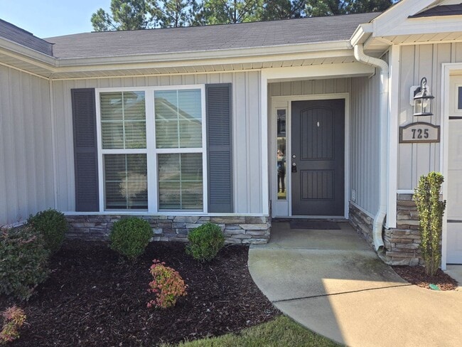 Building Photo - 725 Goodale Dr