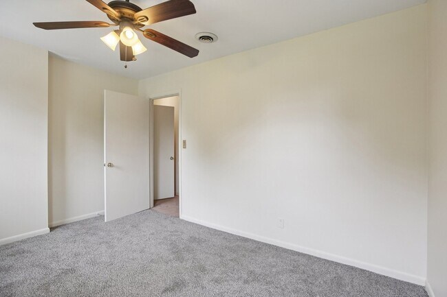 Building Photo - 8024 Regency Dr