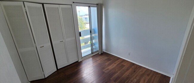 Building Photo - 1342-S