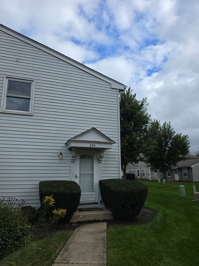 Building Photo - 304 Creekside Dr