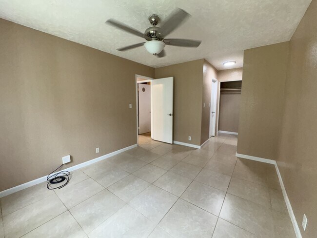 Building Photo - 46-1031-1031 Emepela Wy