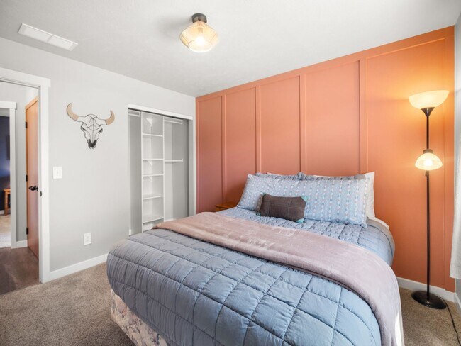 Building Photo - Beautiful home 5MILE/Big Yard & Garage (Furnished)