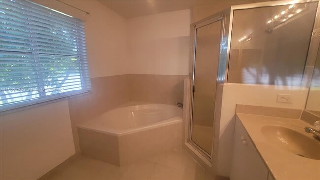 Building Photo - 11400 NW 34th Pl