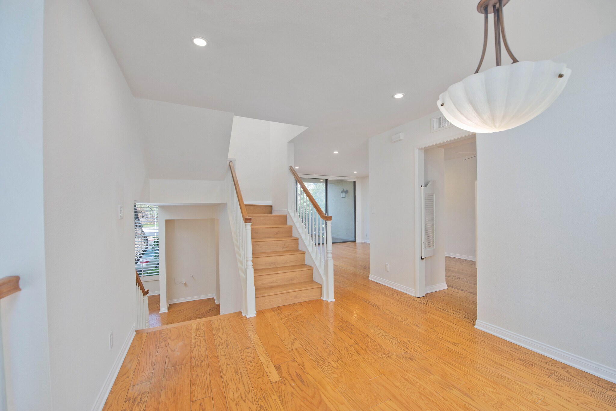 Building Photo - 5757 Owensmouth Ave