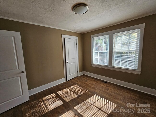 Building Photo - 69 Grattan Dr NE