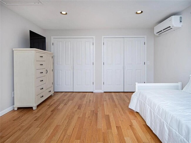 Building Photo - 262 Woodhill Rd