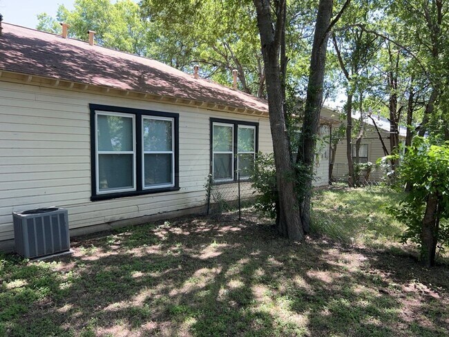 Building Photo - 1802 Poage Ave