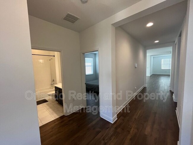 Building Photo - 737 Trillium Ct