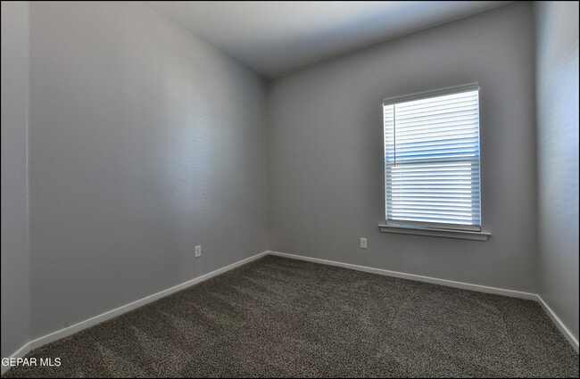 Building Photo - 552 Logwood Ave