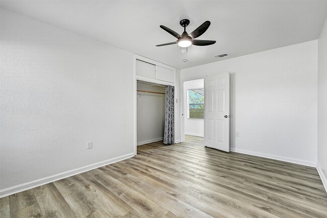 Building Photo - 2328 Wimcrest St