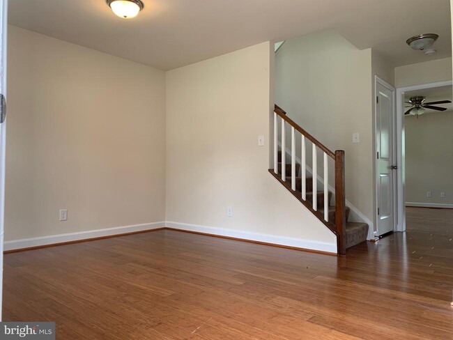 Building Photo - 6922 Lunette Ln