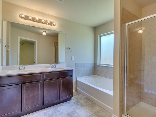 Building Photo - 4 Bedrooms/2 Baths in Falling Springs Addition - Deer Creek Schools - Community Pool