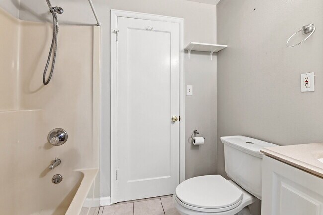 Building Photo - $2,120.95 with $300 off the first month's rent, 2 Beds - 2 Bath, Duplex in Lakewood with Cozy Car...