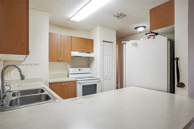 Building Photo - 11605 SW 147th Ave