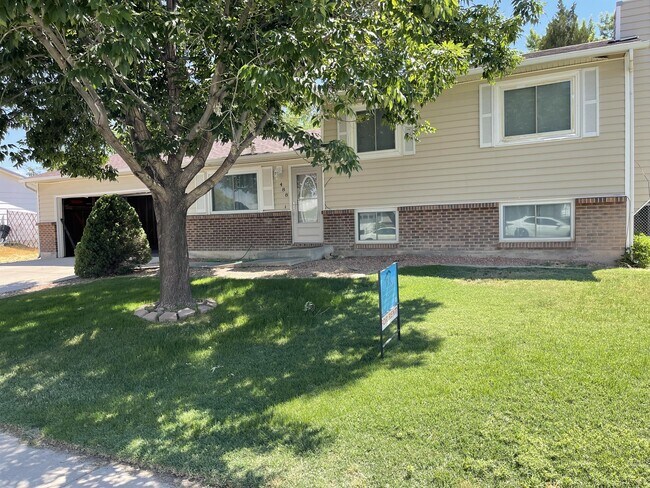 Building Photo - 488 Anjou Dr