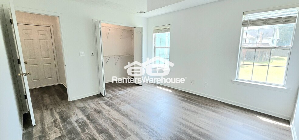 Building Photo - 5785 Creekside Dr
