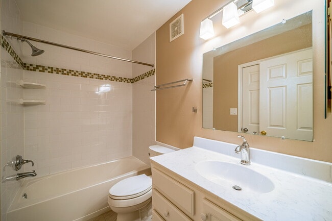 Building Photo - Comfortable Condo Living in Convenient Alexandria Location