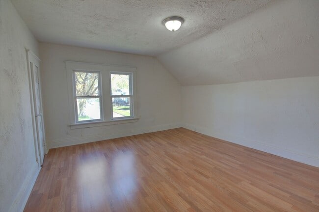 Building Photo - 2 Bed Home