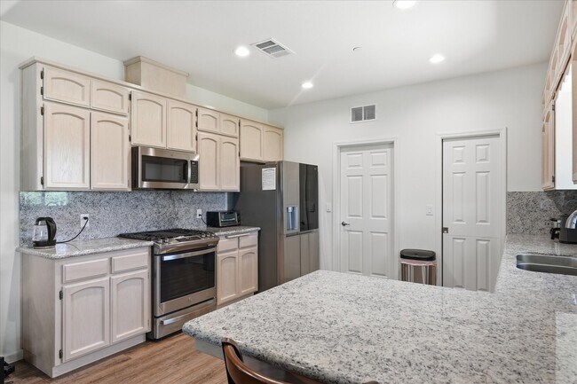 Building Photo - 30535 Rd 400