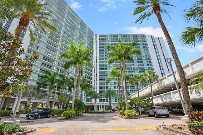 Building Photo - 100 Bayview Dr