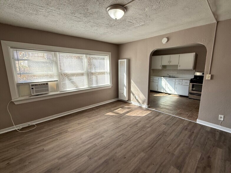 Building Photo - 206 Locust St