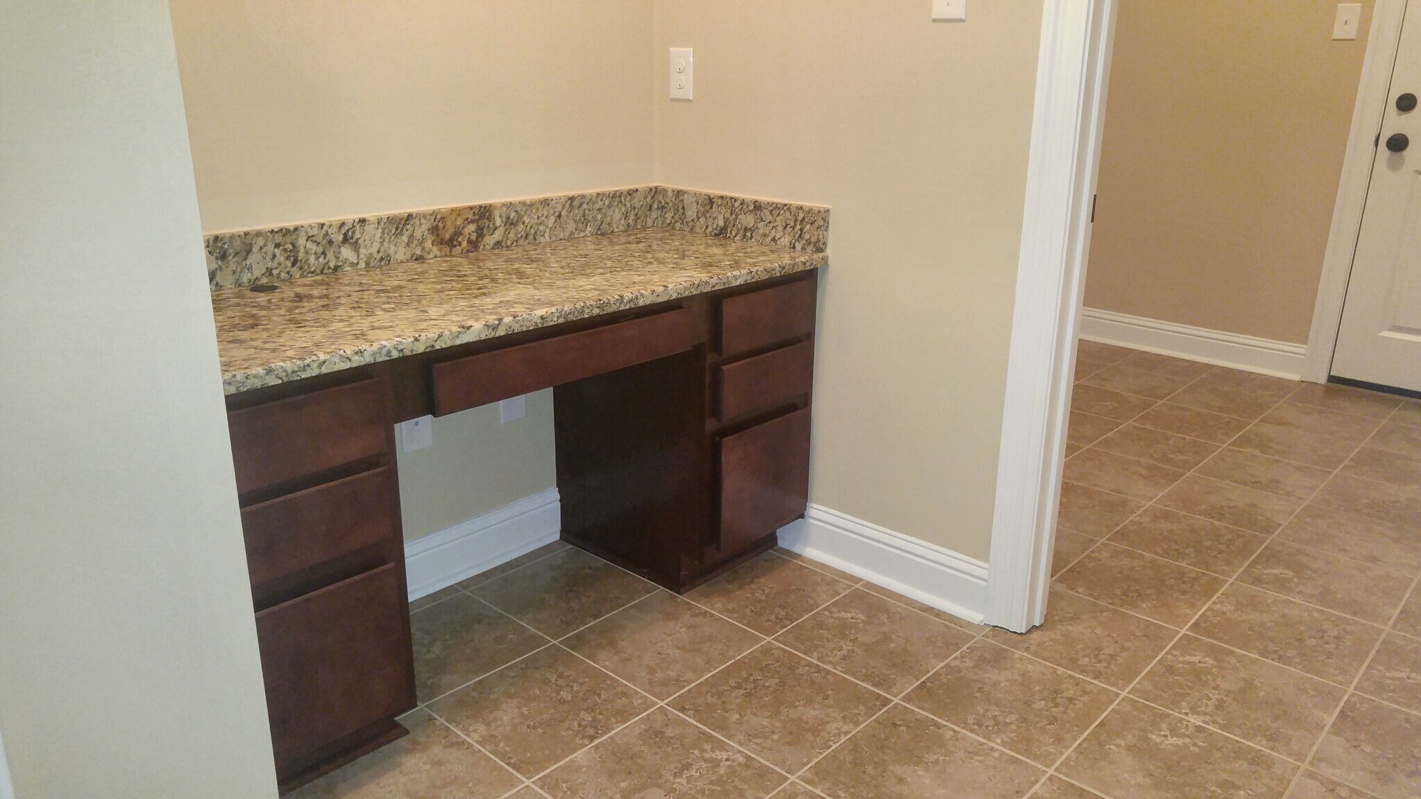 Building Photo - 742 Red Pine Dr