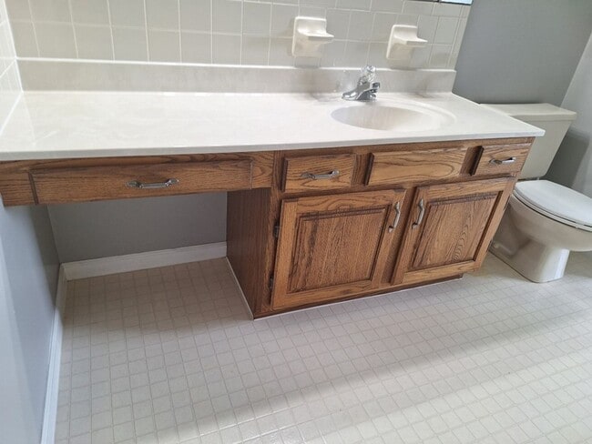 Building Photo - 4bd/3 bath located in desirable neighbor in Fox Den Subdivision in West Knoxville