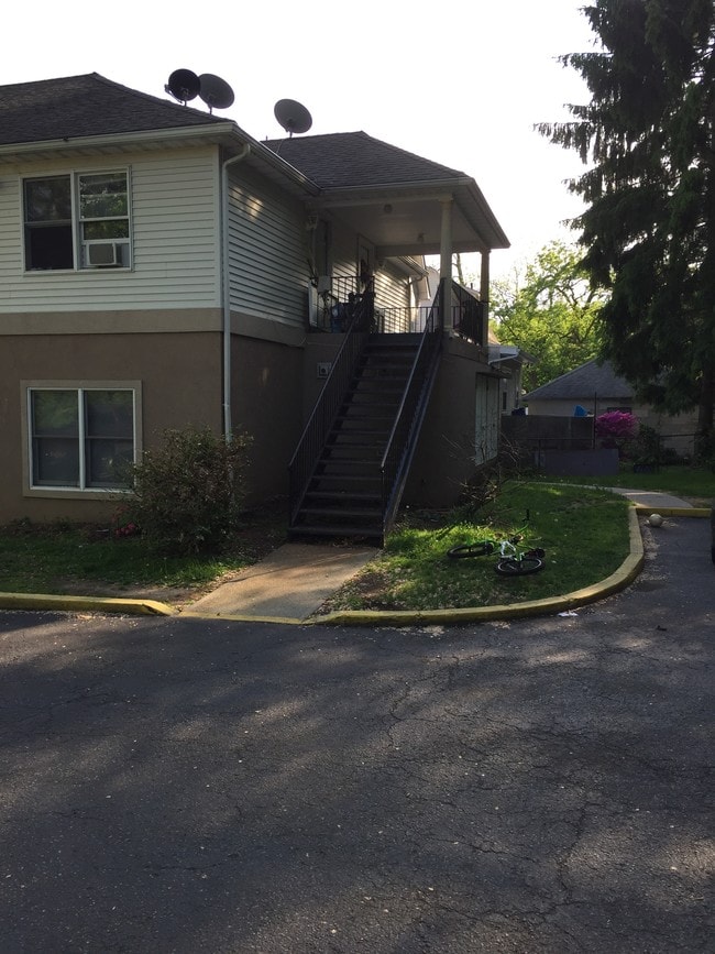 Building Photo - 441 Manville Rd
