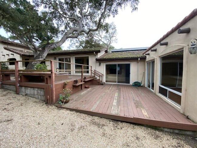 Building Photo - 835 17 Mile Dr