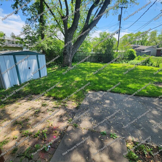 Building Photo - Three Bedroom Brick Ranch