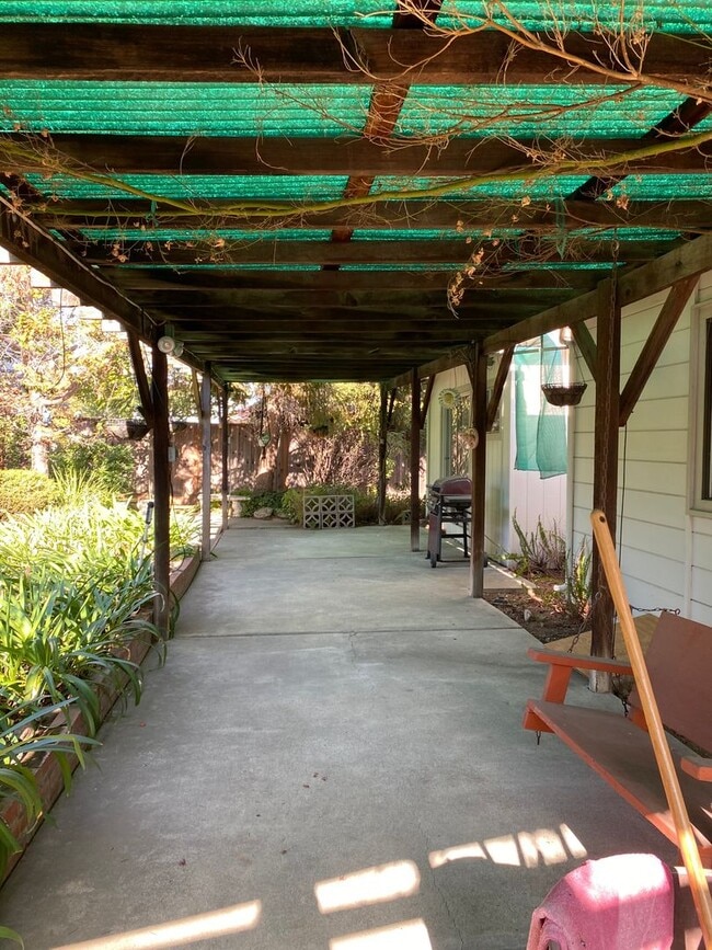 Building Photo - 3 bed + bonus room House available. Pets W...