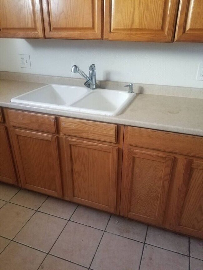 Building Photo - Affordable 1 Bedroom Located in Brighton!!!