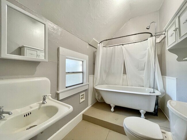 Building Photo - 1429 Elm St