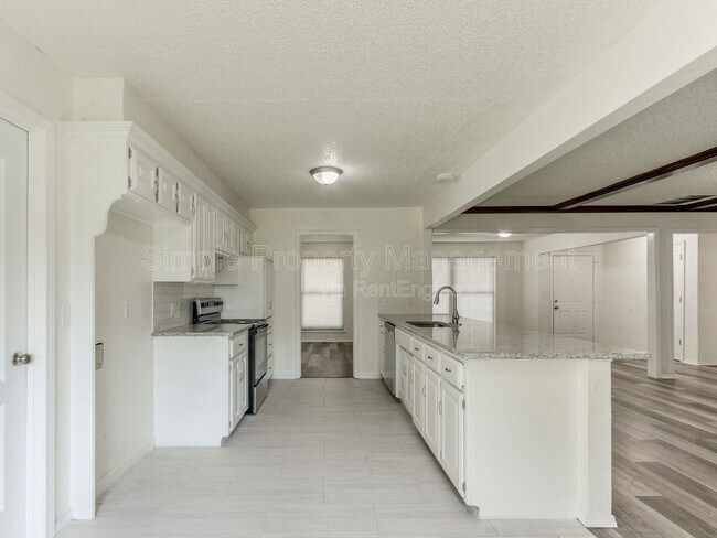 Building Photo - 704 Pepperdine Ave